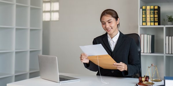 ESAM : formez-vous aux métiers de demain en management, finance et droit